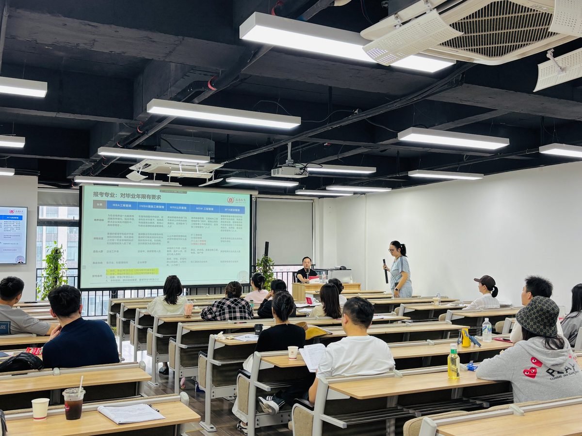品睿校长为学员做择校指导实拍