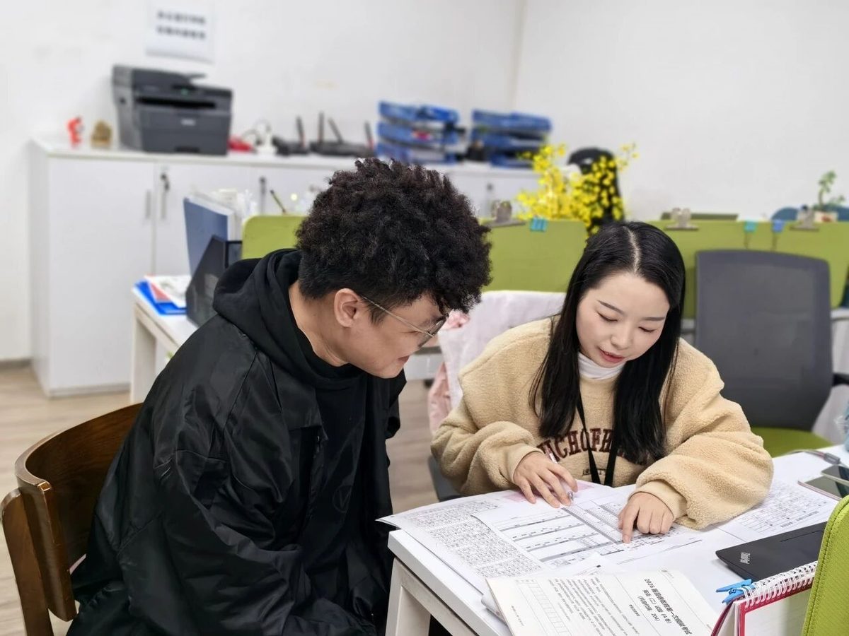 品睿老师为学员做模考试卷一对一分析实拍